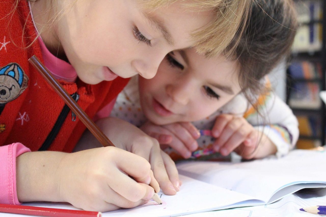 Metodologia Construtivista: duas crianças desenhando