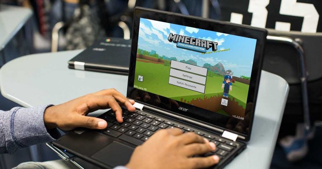 Notebook com Minecraft sendo usado para fim educacional.