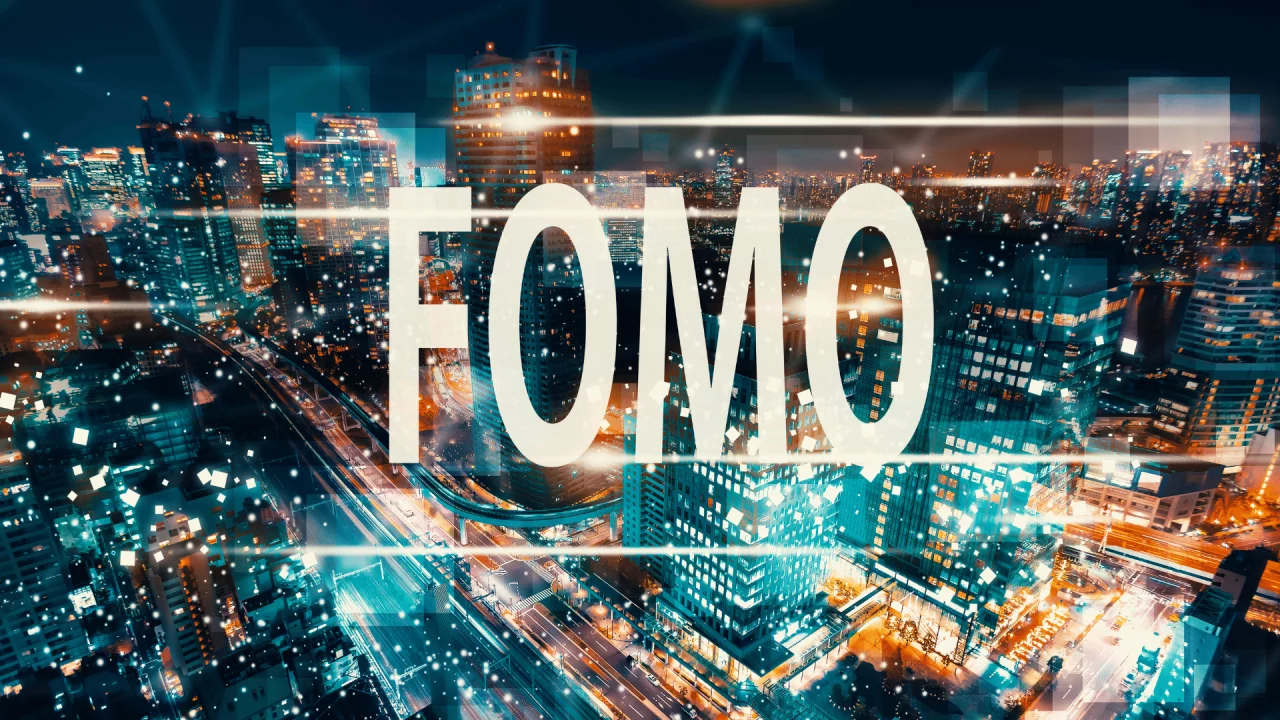 vista panorâmica de uma cidade a nois com a palavra FOMO