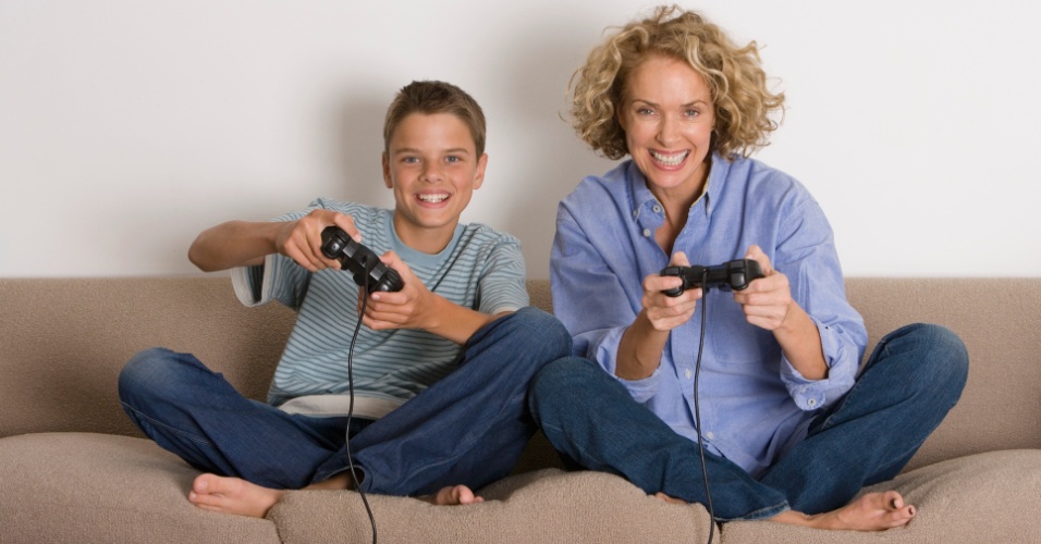 mae e filho video game diversao brincadeira sofa