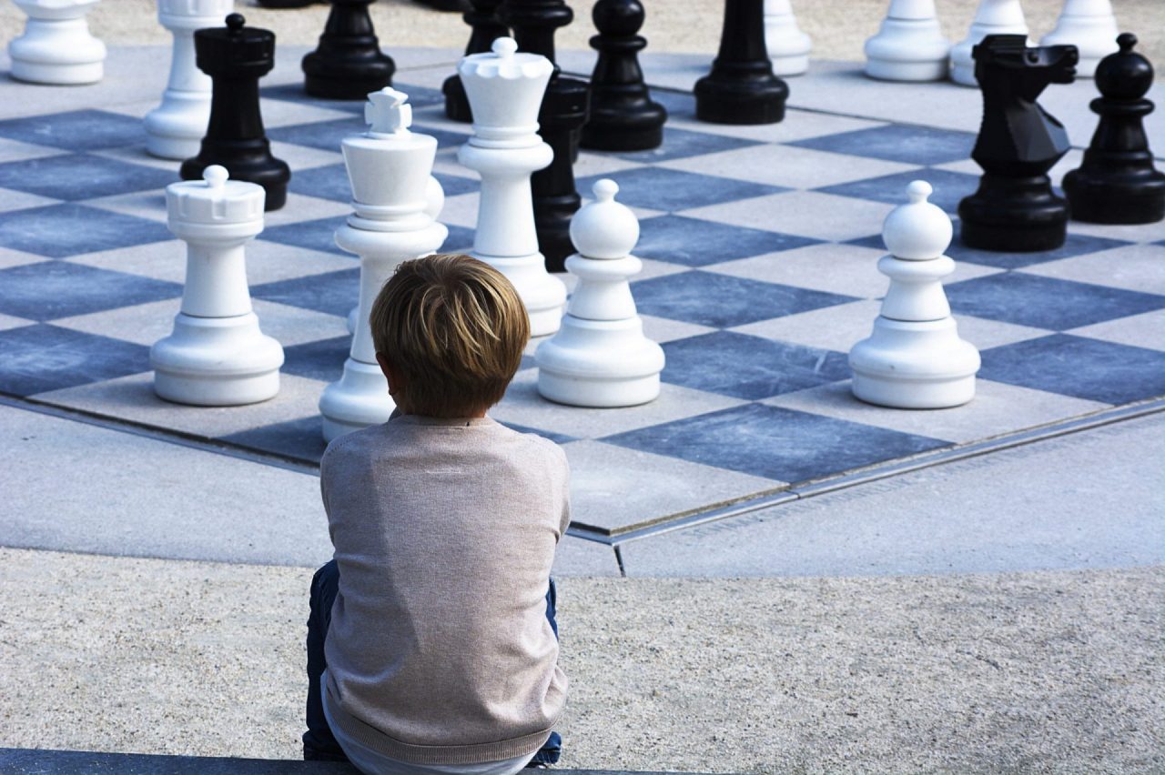 Pensamento lógico: quais atividades recomendadas para desenvolver criança vendo xadrez