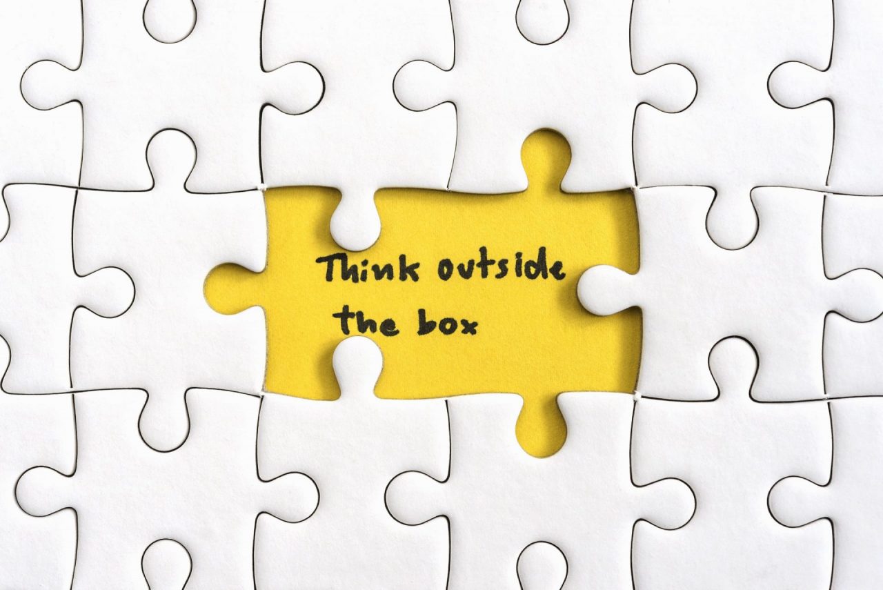Quebra cabeças com frase: "think outside the box" ou "pense fora da caixa"