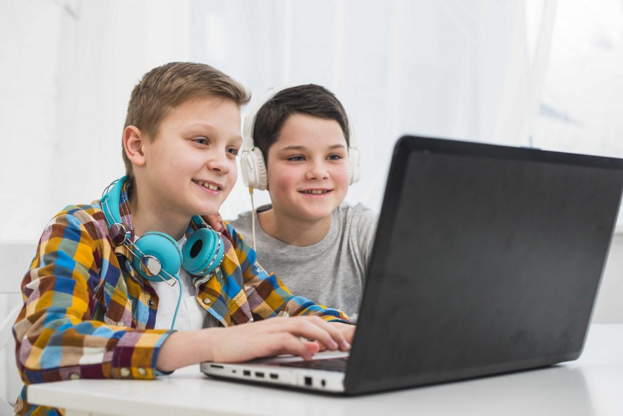 duas crianças mexendo no computador