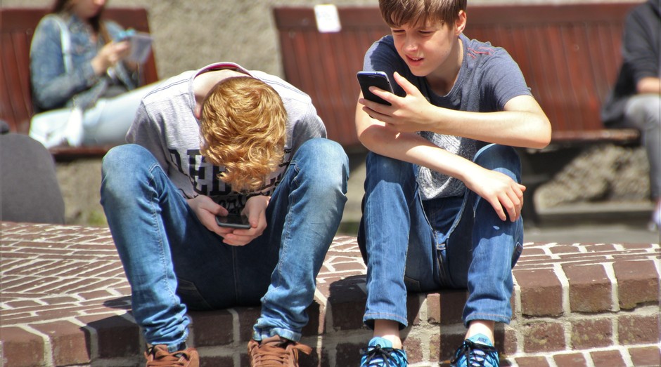 dois adolescentes vidrados no celular