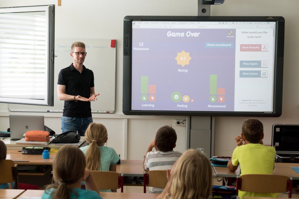 professor usando tecnologia na educação para dar aula