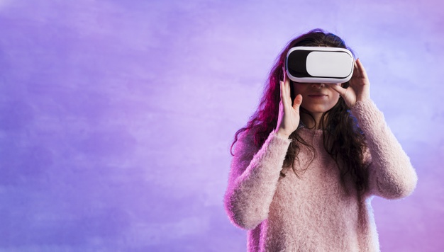 menina usando óculos de realidade virtual