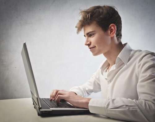 jovens e a tecnologia: menino no computador