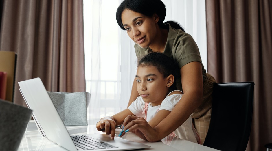 mãe auxiliando filho nos estudos online